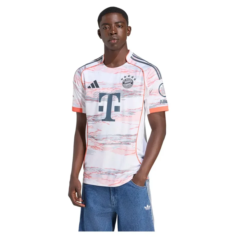 Promotion Saisonnière adidas T-shirt à manches courtes Loin FC Bayern 25/26